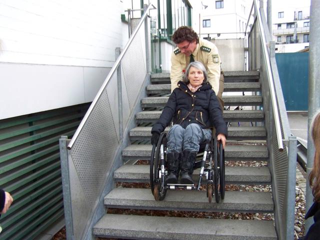 27.01.16: Arbeitskreis Inklusion Pfaffenhofen an der Ilm auf Tour: Die Polizeiinspektion Pfaffenhofen ist immer noch nicht barrierefrei!