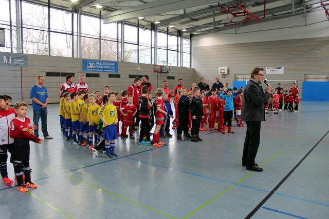 Landrat Martin Wolf spricht das Grußwort an die Spieler der F2 und die zahlreichen Zuschauer.