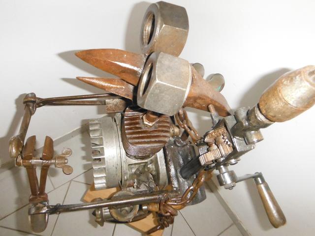 Hermann Hechenberger "Workaholiker". Das Erstgebot für die Skulptur steht bei:
350 HALLERTAUER bzw. Euro!!!!!!!!!!!!!!!!!
Wer bietet mehr?????????