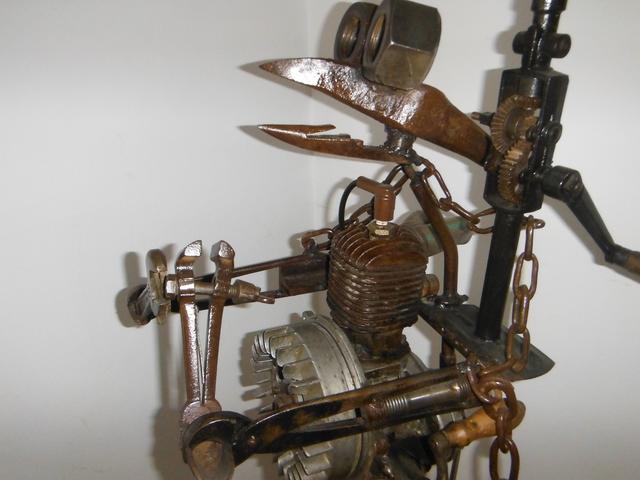 Hermann Hechenberger "Workaholiker". Das Erstgebot für die Skulptur steht bei:
350 HALLERTAUER bzw. Euro!!!!!!!!!!!!!!!!!
Wer bietet mehr?????????