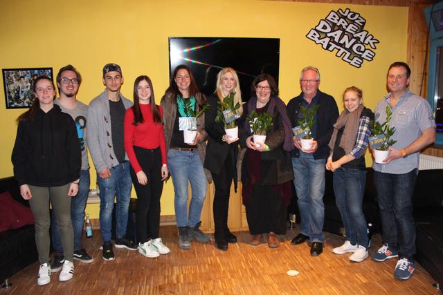 Nach der Übergabe der Projektzuschüsse durch das Jugendparlament (von links): die Jugendparlamentarier Lara Kolb, Sebastian Ortmann, Baturhan Akman, Laura Avanzato sowie Julia Fischer (Mittagstreff), Theresa Leppelsack (Landesbund für Vogelschutz), Christiane Hofbauer (AK Asyl-Erstaufnahme), Sepp Steinbüchler (Internationaler Kulturverein), Jugendparlamentarierin Gioia Bellanca, Michael Herschmann (Energie- und Solarverein).