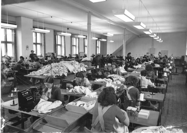 Der große Nähsaal nach der Umgestaltung in den 1950er Jahren | Foto: Firmennachlass Deutsche Blaudruck