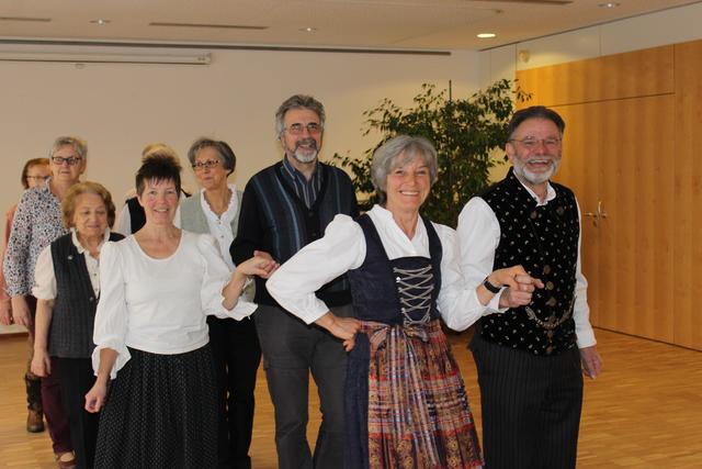 Die Volkstanzgruppe des Seniorenbüros unter der Leitung von Max und Rosi Heckmeier (rechts) tritt beim Tag der offenen Tür auf.