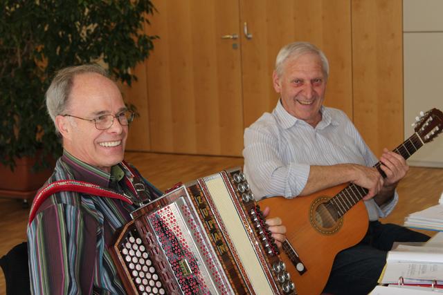 Sie sorgen beim geselligen Beisammensein im Seniorenbüro für musikalische Unterhaltung: Jürgen Weber und Franz Brückl.