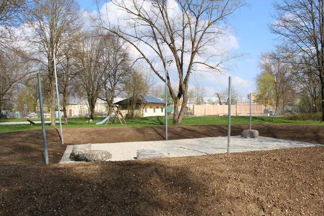 Die neue Sandspielmulde in der Nähe des Kinderplanschbeckens ist fertig. Jetzt muss nur der Rasen rundherum noch wachsen.
