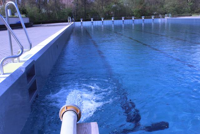 „Wasser marsch“! Die Becken im Freibad wurden bereits gefüllt.