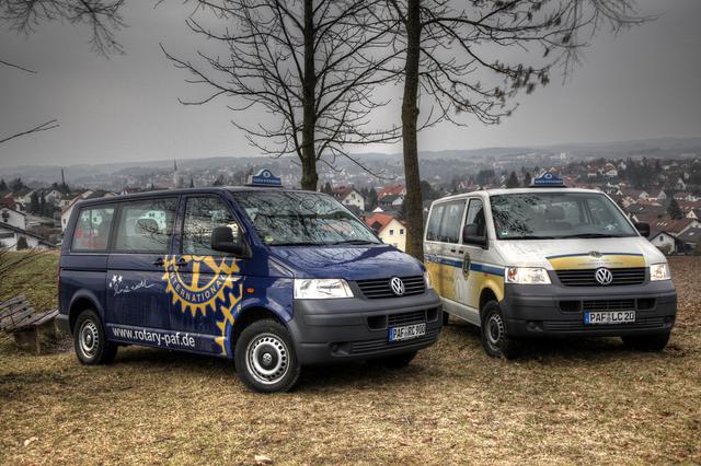 Die beiden Rufbusse werden am Dultsonntag auf dem Hauptplatz präsentiert.