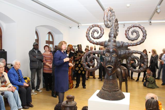 Die Galeristin Margit Büchler erklärte zwei große Kunstwerke. Am Sonntag, 8. Mai, um 16 Uhr bietet sie in der Städtischen Galerie eine allgemeine Einführung in die afrikanische Kunst.