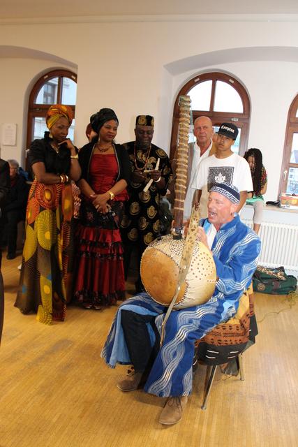 Mit seiner „Kora“, einer 21-saitigen Harfenlaute, entführte Tormenta Jobarteh die Besucher der Vernissage in das Reich afrikanischer Geschichten, Mythen und Gesänge.