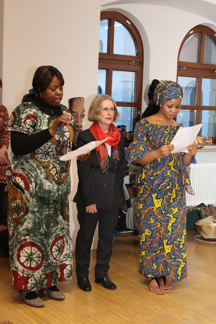 Die Kuratorin der Ausstellung, Carine Raskin-Sander (Mitte), flankiert von zwei Afrikanerinnen, die in Pfaffenhofen bzw. Schweitenkirchen leben: Christelle (links) stammt aus Kamerun und Germaine (rechts) aus dem Kongo.