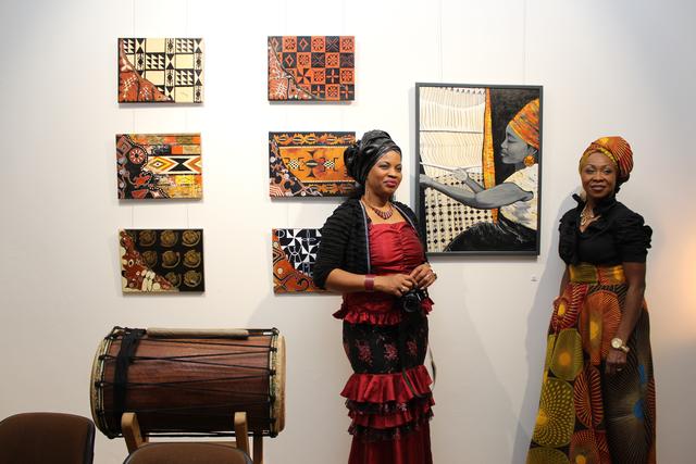 Die Künstlerin Vivian Timothy (rechts), die aus Nigeria stammt, zeigt traditionelle Muster und das Bild einer afrikanischen Weberin in Acryl.