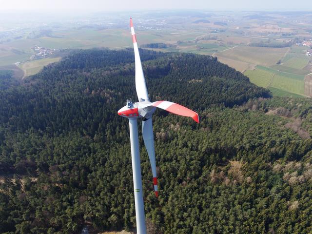 Das bereits bestehende Bürgerwindrad im Lustholz