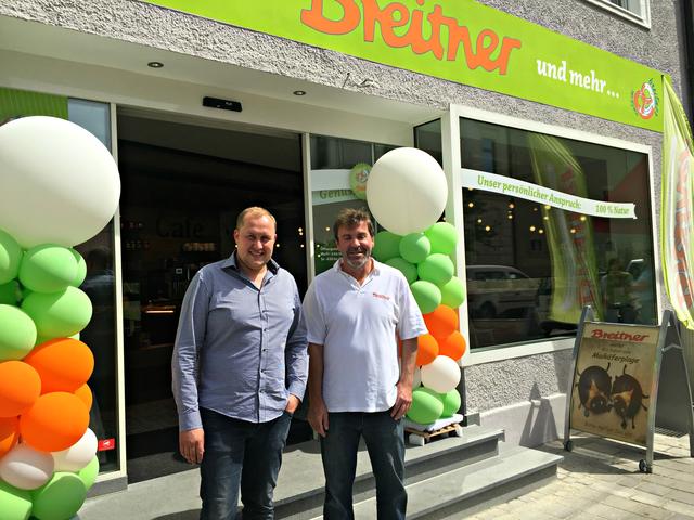 Philipp Schleef und Mathias Breitner vor der umgebauten Filiale in der Pfaffenhofener Frauenstraße.