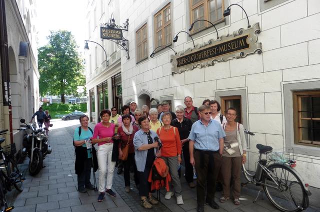 Gruppenfoto mit Museum
