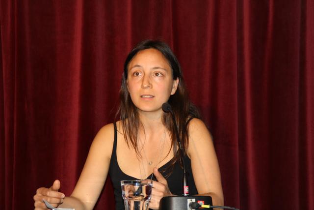 Laura Maire las die deutsche Version von Neal Halls Texten.