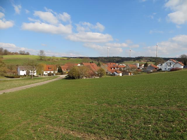 Realistische Fotosimulation mit drei Bürgerwindrädern. Blickwinkel Weihern nach Streitdorf. Ganz links das bereits bestehende Bürgerwindrad.