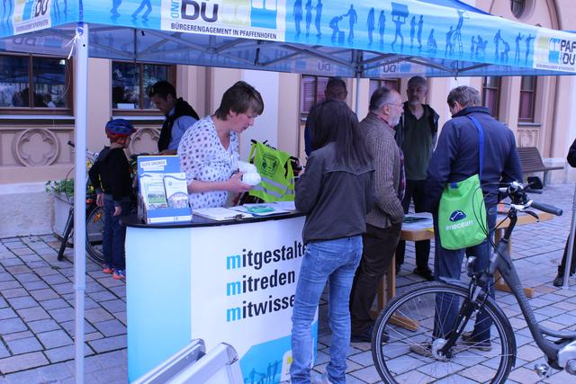 Am Infostand vor dem Rathaus gab es am Samstag viele Informationen zum Stadtradeln und den Radtouren des ADFC.