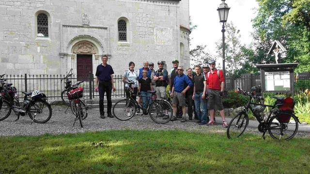 An der romanische Kirche St. Ulrich in Ainau machten die Teilnehmer der ADFC-Radltour im Rahmen des Pfaffenhofener Stadtradelns am Sonntag Station. | Foto: Peter Hoffmann