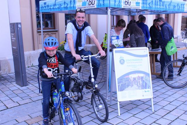 Der Startschuss zum Stadtradeln fiel am Samstag am Infostand vor dem Rathaus. Auch Bürgermeister Thomas Herker und sein Sohn Sebastian sind begeisterte Radler.