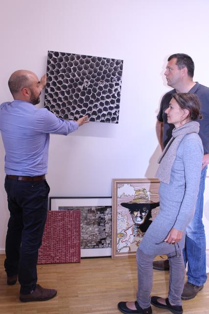 Die Jury der diesjährigen „Hallertauer Künstler“ bei der Besprechung: Kulturmanager Sebastian Daschner, die Künstlerin Helene Charitou und der Zeichner und Professor für Architekturdarstellung Gottfried Müller