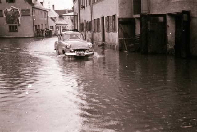 Die Kraft des Wassers wurde auch bei Hochwassern und Überschwemmungen sichtbar, die u. a. den Münchener Vormarkt unter Wasser setzten (1954)