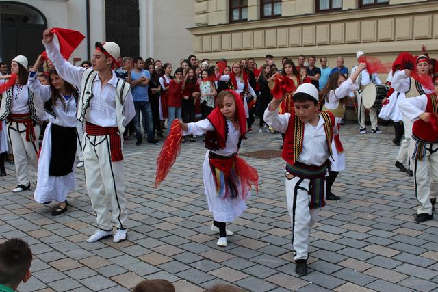 Die Kinder- und Jugendgruppe des Albanischen Kulturvereins „17. Februar“ aus Baden bei Wien tanzte vor dem Haus der Begegnung.