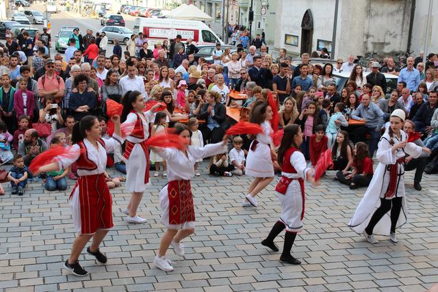 Die Kinder- und Jugendgruppe des Albanischen Kulturvereins „17. Februar“ aus Baden bei Wien tanzte vor dem Haus der Begegnung.