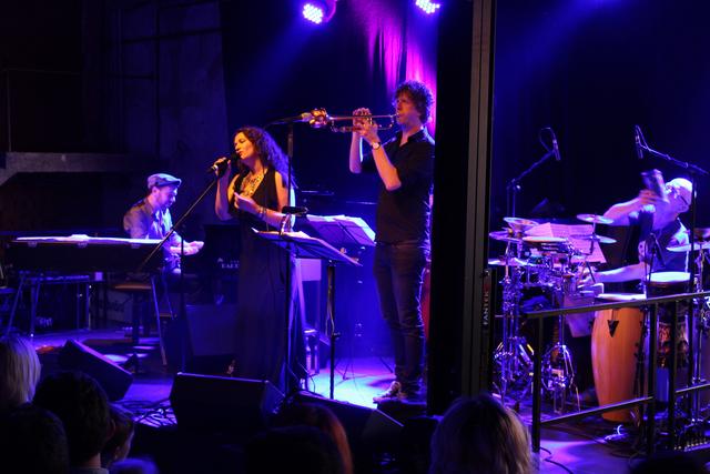 Eda Zari und ihre Band begeisterten bei der Albanischen Nacht.