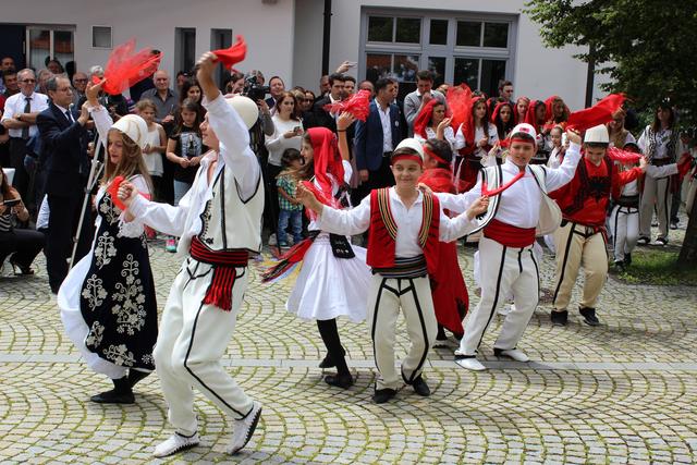Die Tanzgruppe des Albanischen Kulturvereins „17. Februar“ aus Baden bei Wien trat vor vielen Gästen auf dem Pfarrplatz auf.