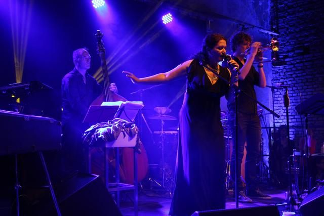 Eda Zari und ihre Band begeisterten bei der Albanischen Nacht.