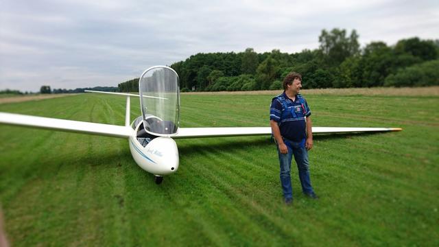 Nach seiner Landung ist Andreas überglücklich. Endlich hat er es geschafft seinen ersten Alleinflug zu absolvieren.