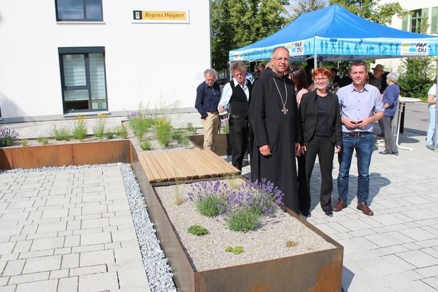 Nach der Segnung des Gritschplatzes (vorne von links): Abt Markus Eller, Pfarrerin Christiane Murner, Bürgermeister Thomas Herker.