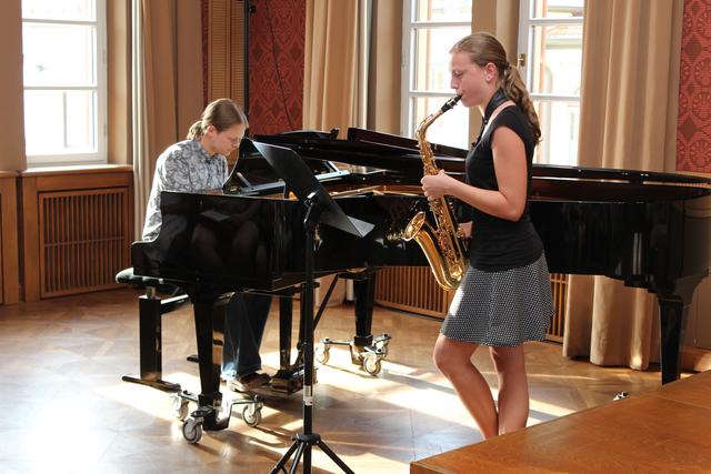 Nina Diemer (Alt-Saxophon) mit ihrem Lehrer Jan Kiesewetter am Flügel