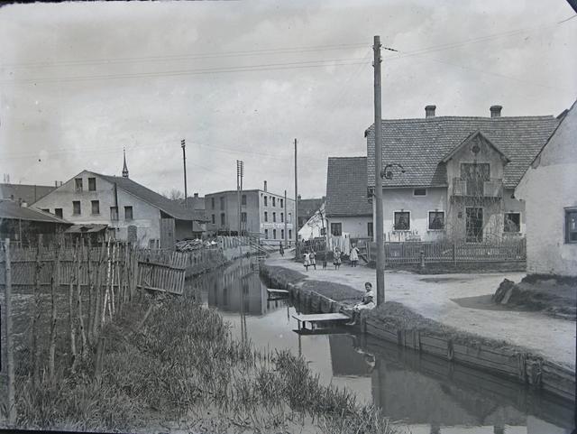 Das Areal, von der südlichen Seite am Schwarzbach her gesehen, mit dem natürlichen Ufer-verlauf (ca. 1930).