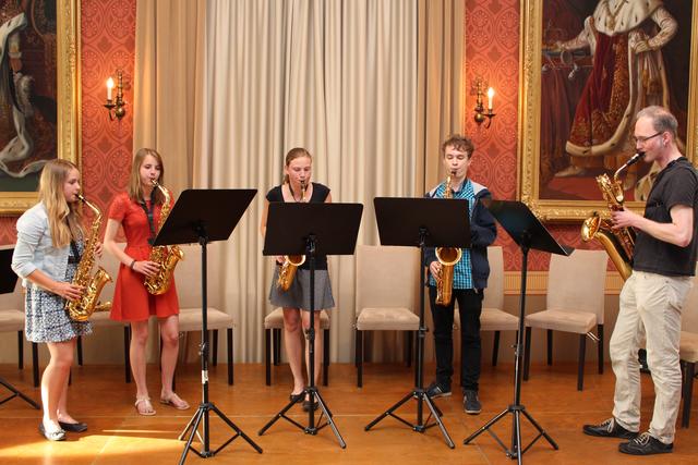 Das Saxophon-Ensemble der Musikschule unter der Leitung von Christoph Hörmann (rechts)