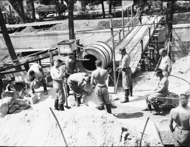 Die Arbeiten an Ilm und Schwarzbach zur Fassung der Wasserläufe veränderten den Charak-ter der Insel stark (ca. 1935).