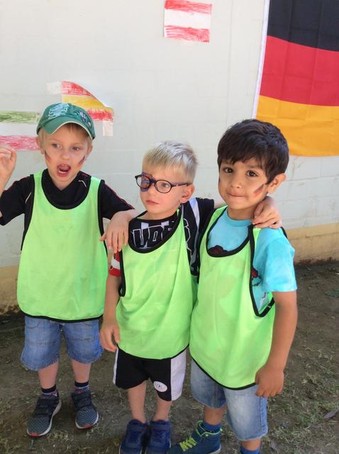 Wir sind eine Mannschaft, bestehend aus einem Mäuse-, Bienen- und Igelkind