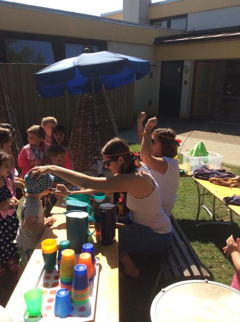 In der VIP-Louge gab es neben Popcorn und Getränken auch das richtige Fan-Outfit für Gesicht und Kopf