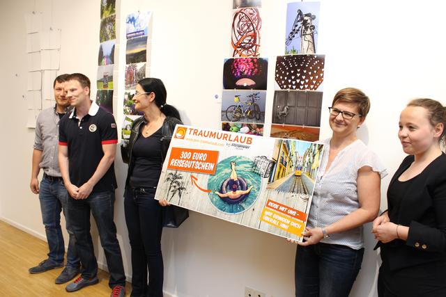 Platz 2 Über 18: Sebastian Javernik (2. v.l.) mit Vertreterinnen vom Reisebüro Stanglmeier