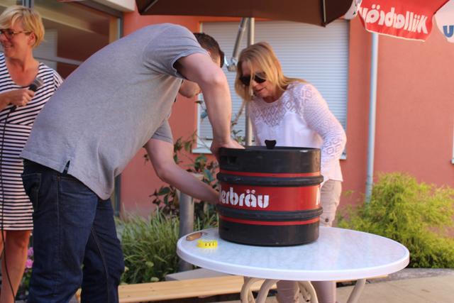 Seniorenreferentin Verena Kiss-Lohwasser beim Anzapfen (mit Hilfestellung von Marcus Andre)
