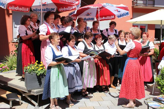 Der Landfrauenchor unter Leitung von Barbara Muthig