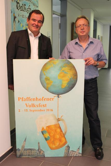Der Künstler Anton Oberhofer (rechts) mit seinem Original-Ölbild, das die Vorlage fürs Pfaffenhofener Volksfestplakat 2016 bildet, und 2. Bürgermeister Albert Gürtner.
