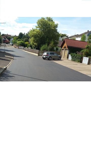 Autofahrer riskiert Schäden an frischem Fahrbahnbelag