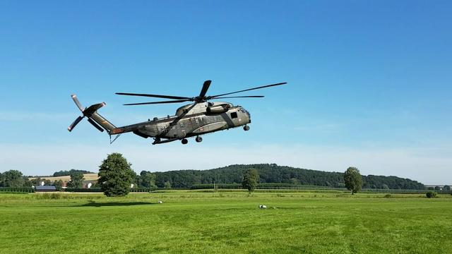 Diese CH53 stattete dem Flugplatz Hallertau einen kurzen Luftbesuch während des Fliegerlagers ab. Ein seltener Anblick für die Segelflugschüler.