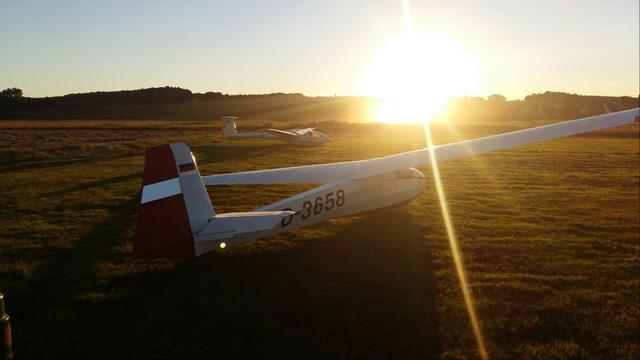 Ka8 und ASK-21 kurz vor Sonnenuntergang.