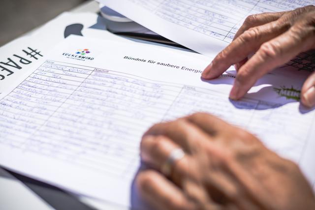 Volle Unterschirftenliste. Auf Anhieb hatten sich viele Bürger und Firmen eingetragen.