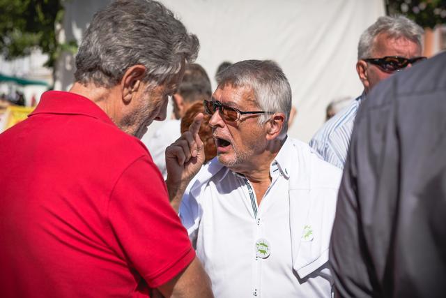Hitzige Diskussionen am Infostand