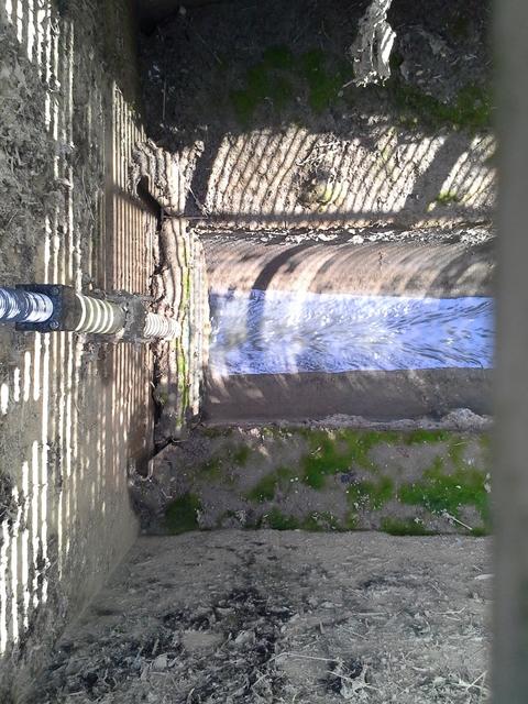 Wasser am Regenüberlaufbecken Tegernbach
