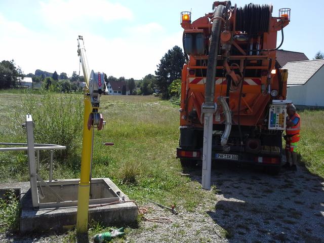 Saugwagen der Stadtwerke vor Tegernbach
