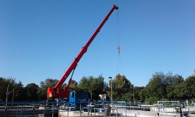 Autokran im Klärwerk